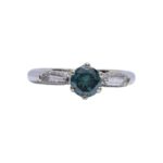 Anello con Enhanced Blue Diamond e diamanti bianchi