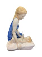 Figurine mamma con bimbo sul cuscino - immagine 2