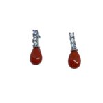 Orecchini goccia con corallo