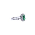 Anello  smeraldo  colombiano e diamanti - immagine 2